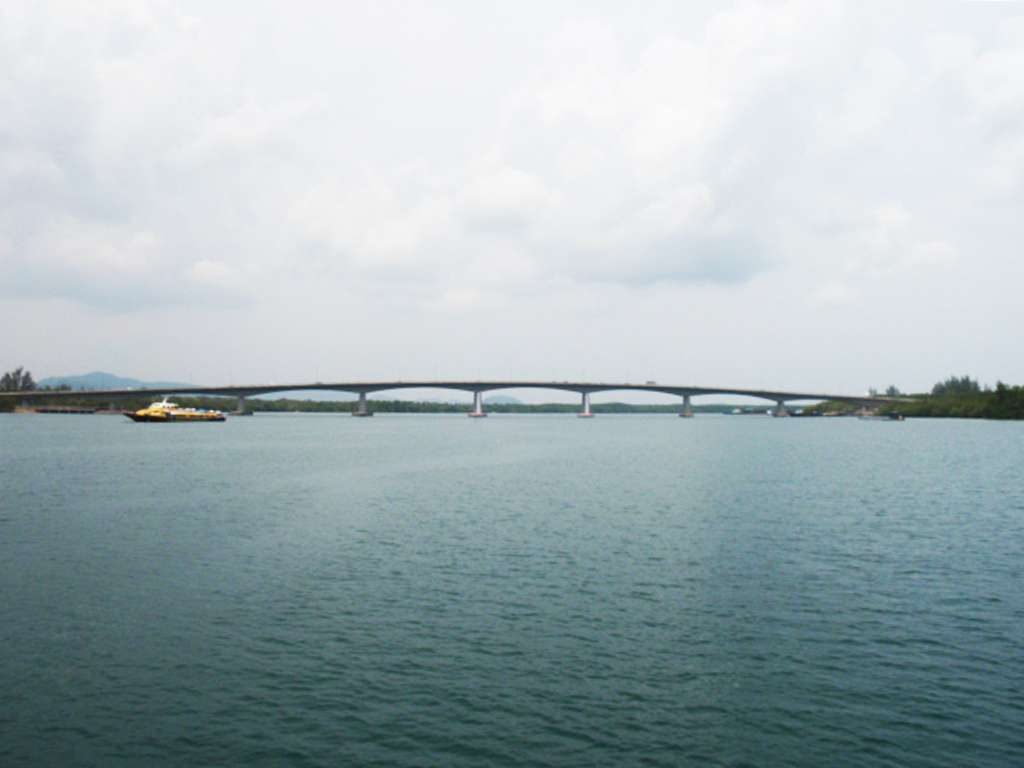 Lanta Bridge from the side