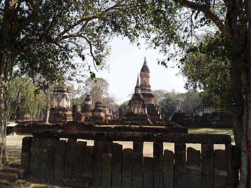 Si Satchanalai, historical park - wat suan kaeo uttayan yai walls