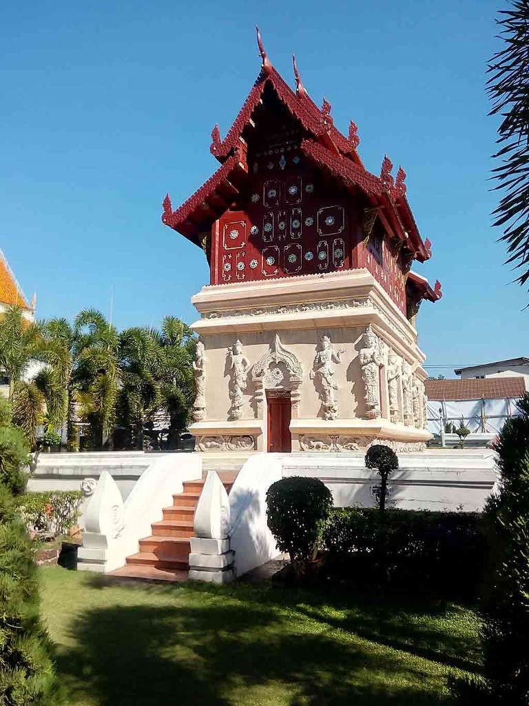chiang mai, wat phra singh - garden with temple building