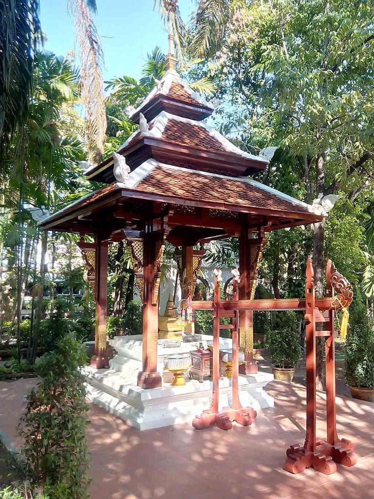 chiang mai, wat phra singh - small pagoda in garden