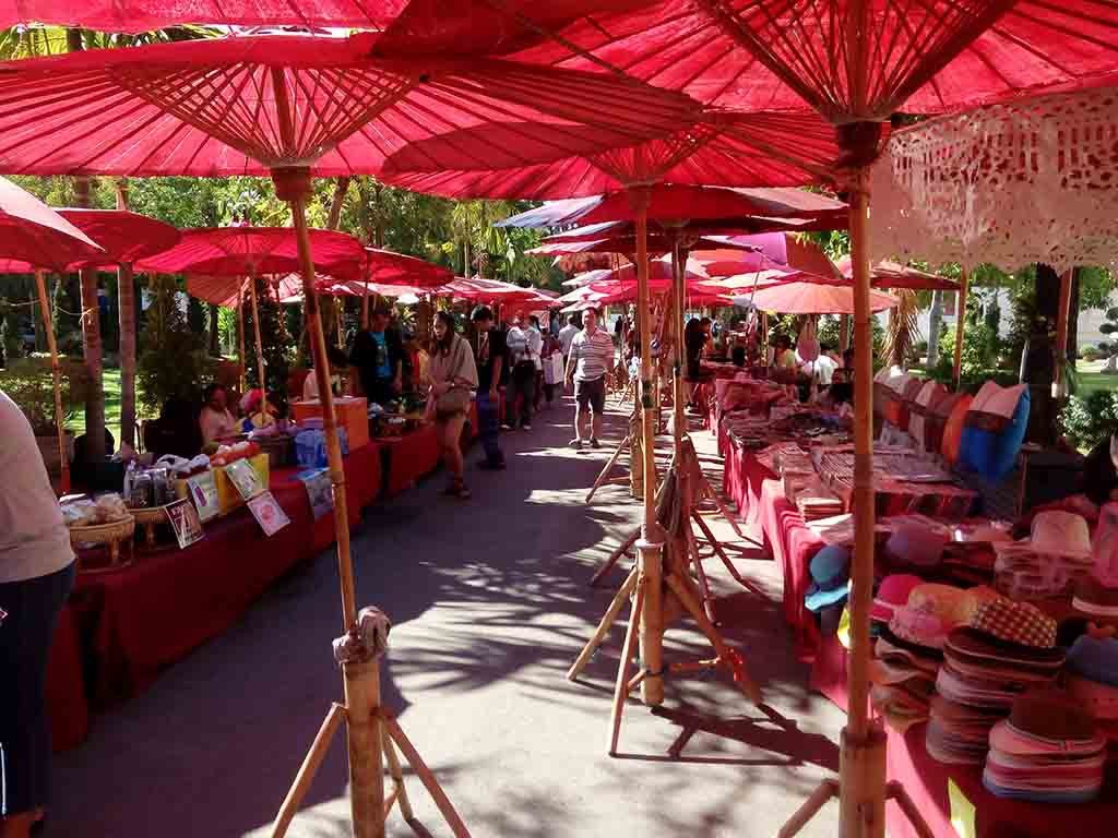 chiang mai, wat phra singh - sunday market