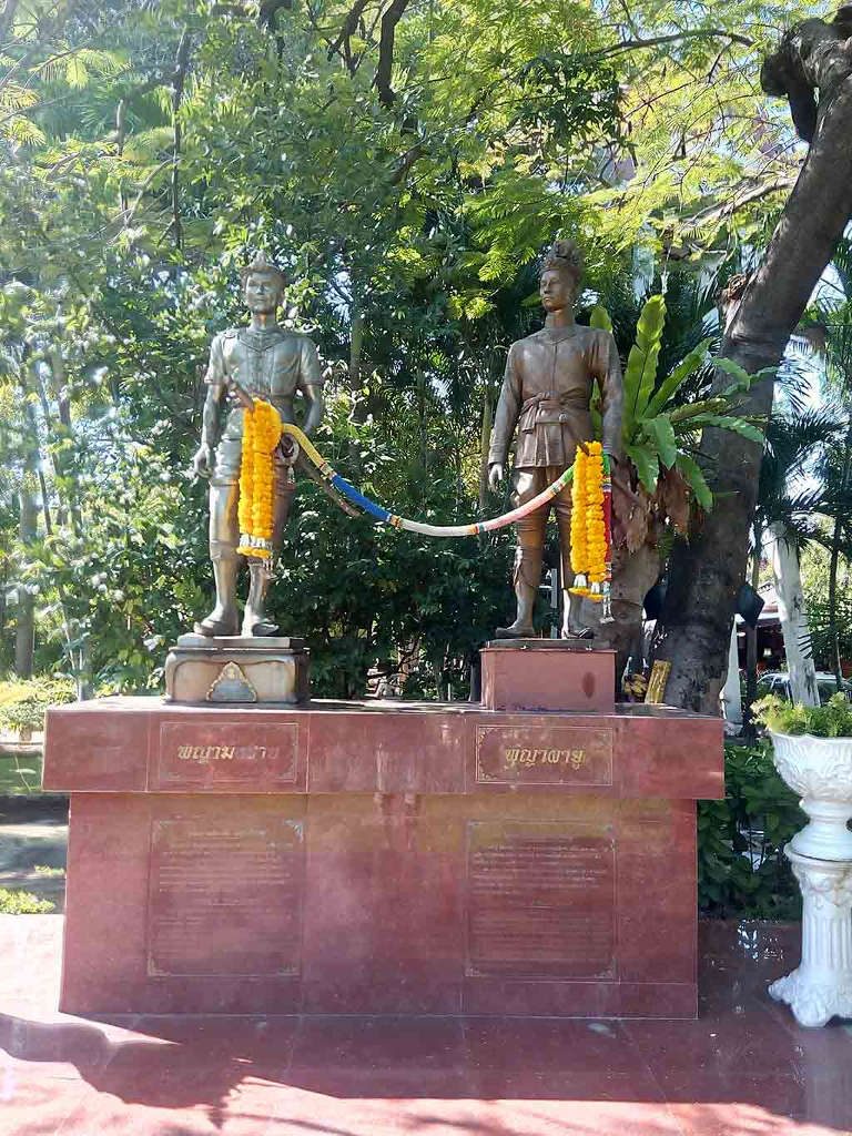 chiang mai,wat phra singh - kings monument